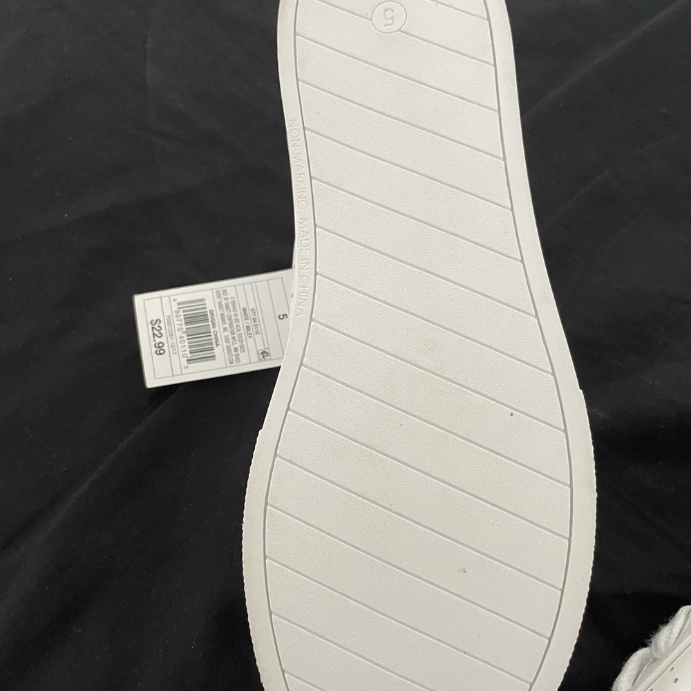 COPY - White tennis shoes - Picture 4 of 10